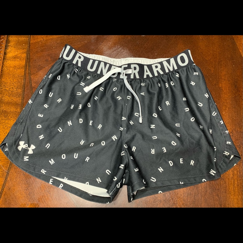 UNDER Armour Loose heat gear shorts. YXL